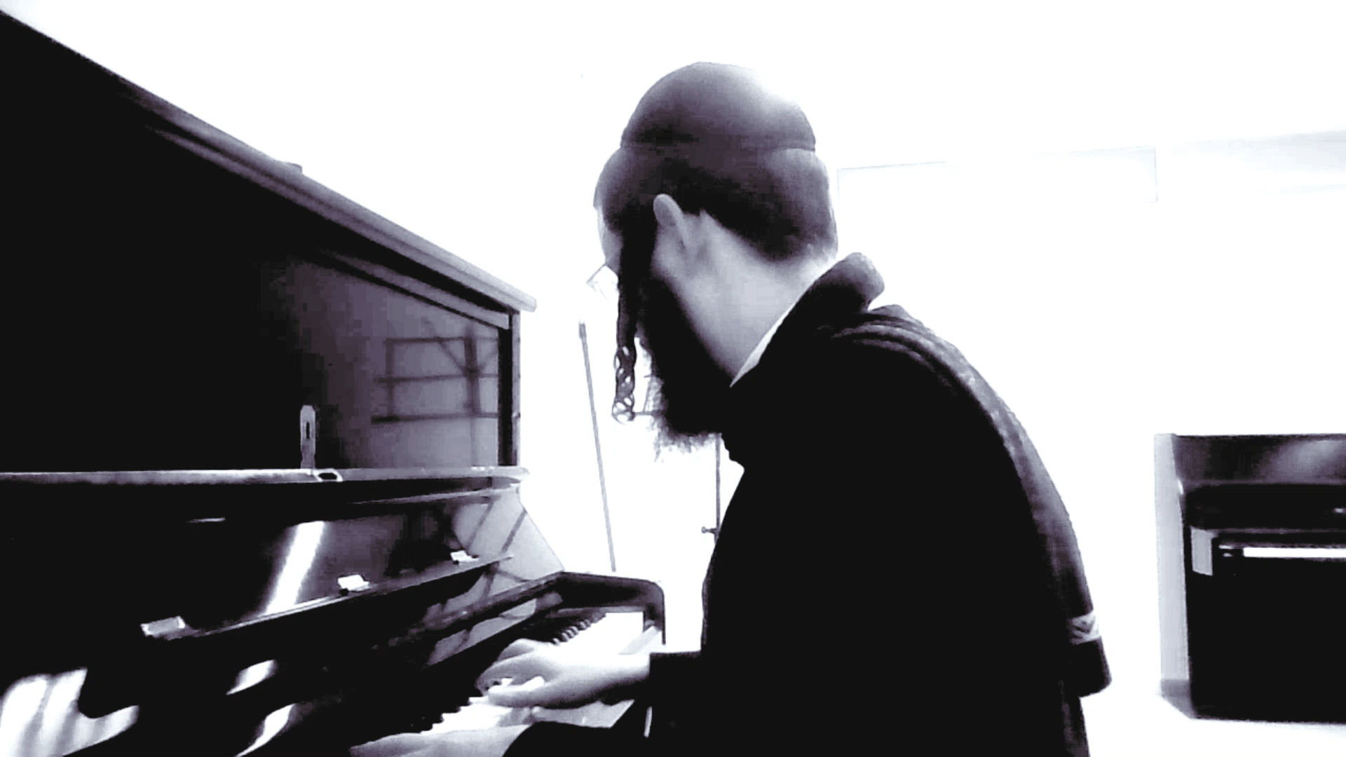 מרדכי הס על הפסנתר - חשוף (לייב) | Motti S on the piano - Chasof (live)​